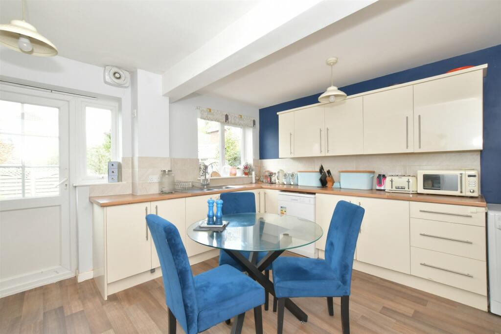 4 bedroom semidetached house for sale in Henfield Way, Bognor Regis