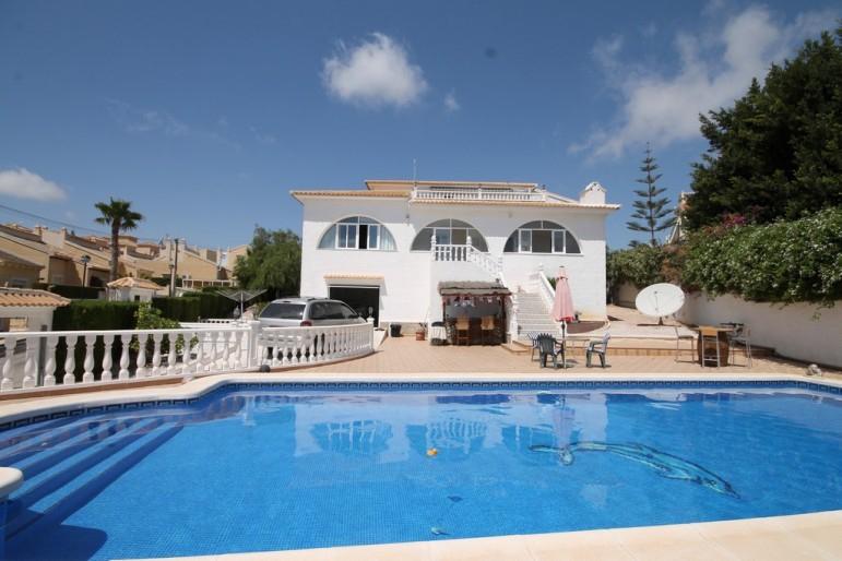 5 bedroom villa for sale in Villamartin, Spain