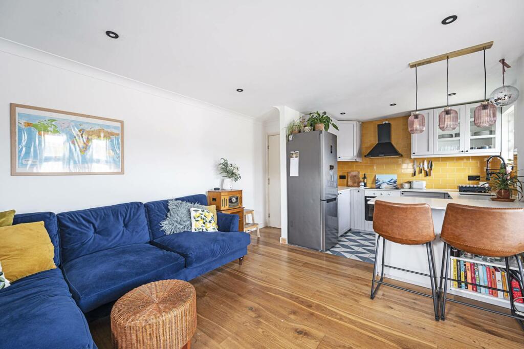 2 bedroom flat for rent in Leabank Square, Hackney, London, E9