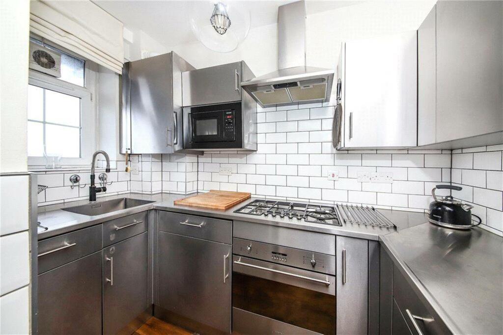 2 bedroom flat for sale in Warburton Street, Hackney, London, E8