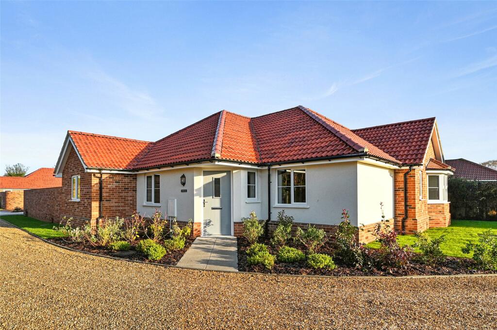 3 bedroom bungalow for sale in Fieldley Close, Bradfield, Manningtree
