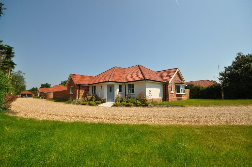 3 bedroom bungalow for sale in Fieldley Close, Bradfield, Manningtree