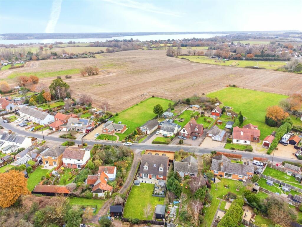 4 bedroom detached house for sale in Windmill Road, Bradfield