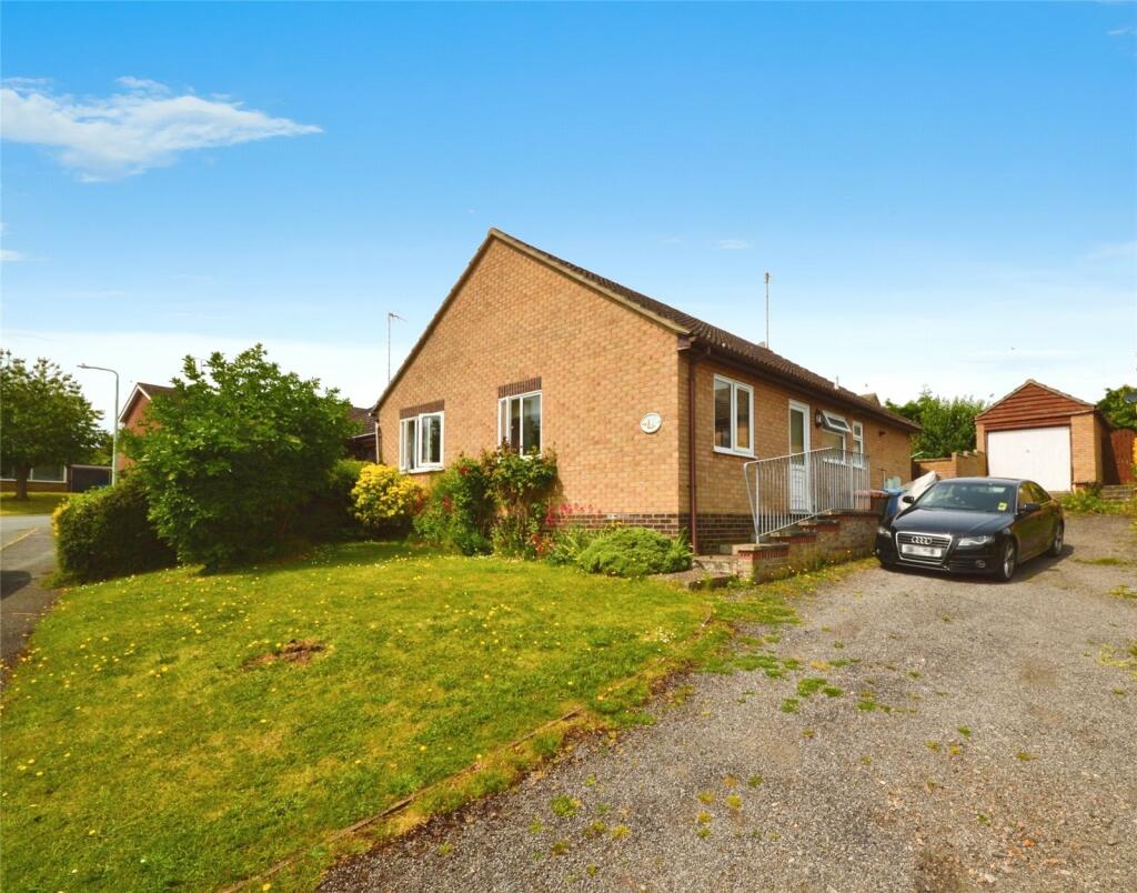 2 bedroom bungalow for sale in Cedar Close, Brantham, Manningtree