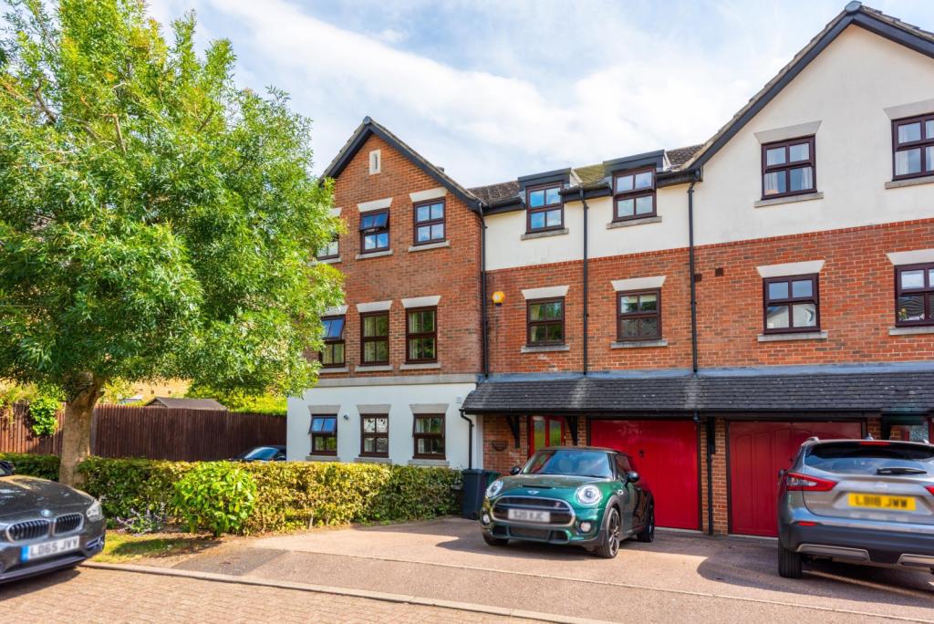 3 bedroom house for sale in Howard Place, RH2