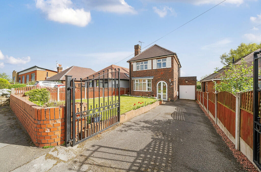 3 bedroom detached house for sale in Chesterfield Road North, Mansfield
