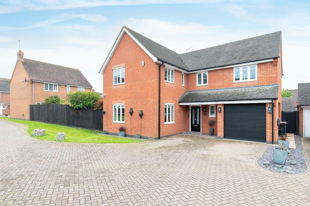 4 bedroom detached house for sale in Tiverton Crescent, Kingsmead