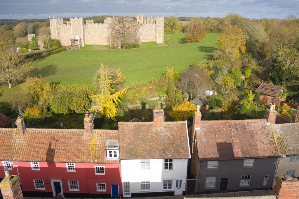 4 bedroom terraced house for sale in Castle Street, Framlingham