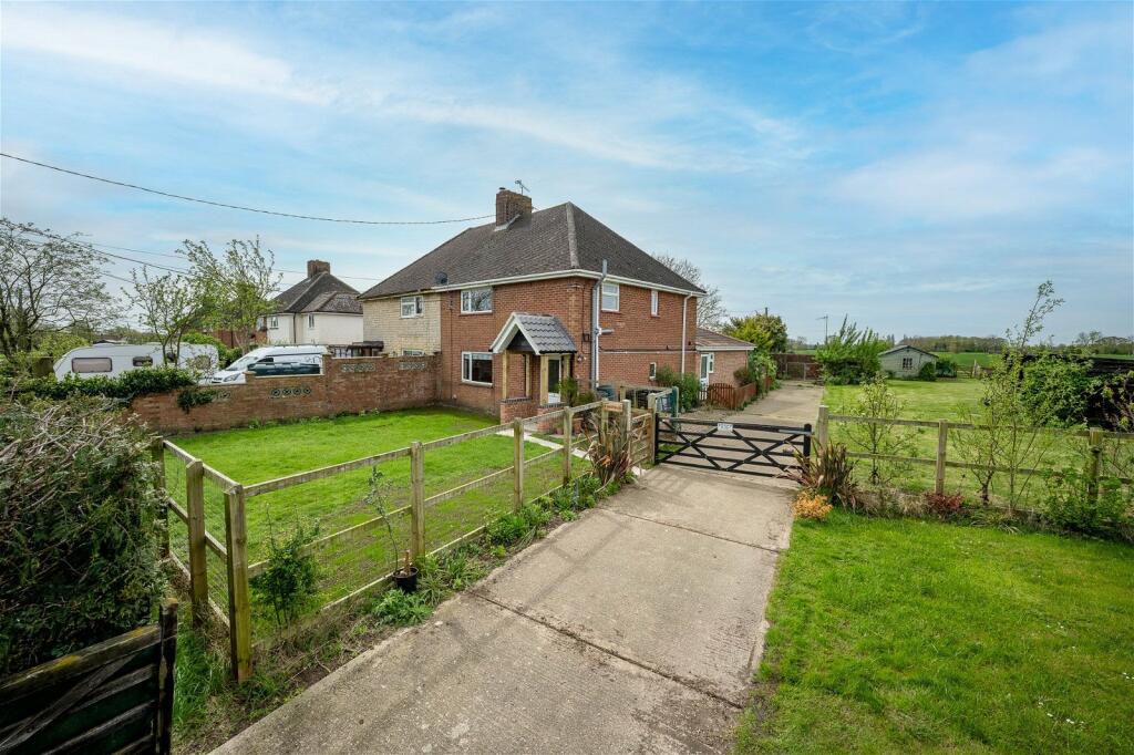 3 bedroom semidetached house for sale in Oakfields, Monk Soham