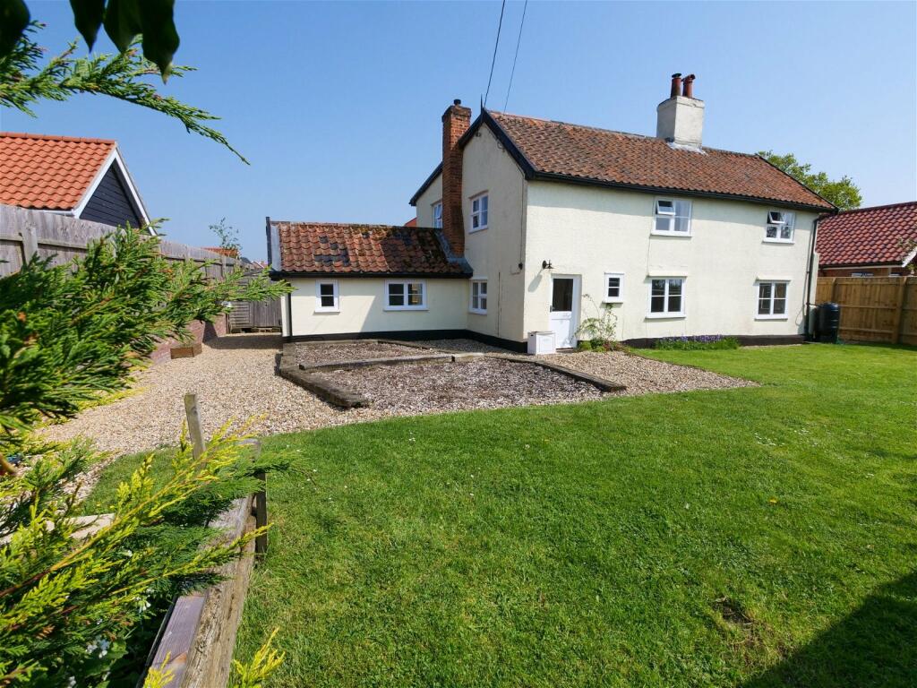 4 bedroom detached house for sale in Walnut Cottage, Framlingham