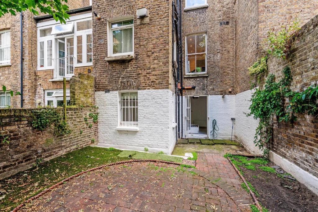 2 bedroom flat for sale in Holland Road, Holland Park, W14