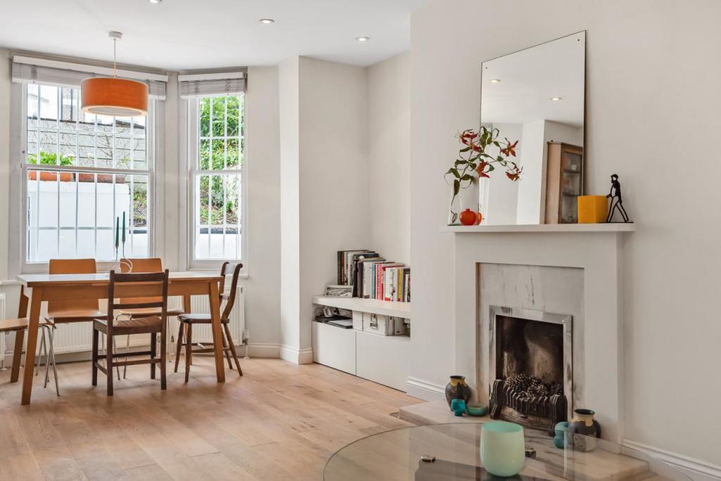 3 bedroom flat for sale in Sinclair Road, Brook Green, W14