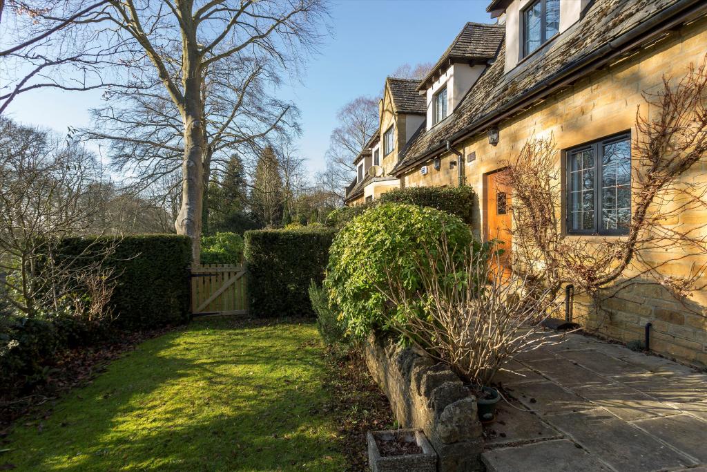 3 bedroom terraced house for sale in Newlands Court, Stow on the Wold