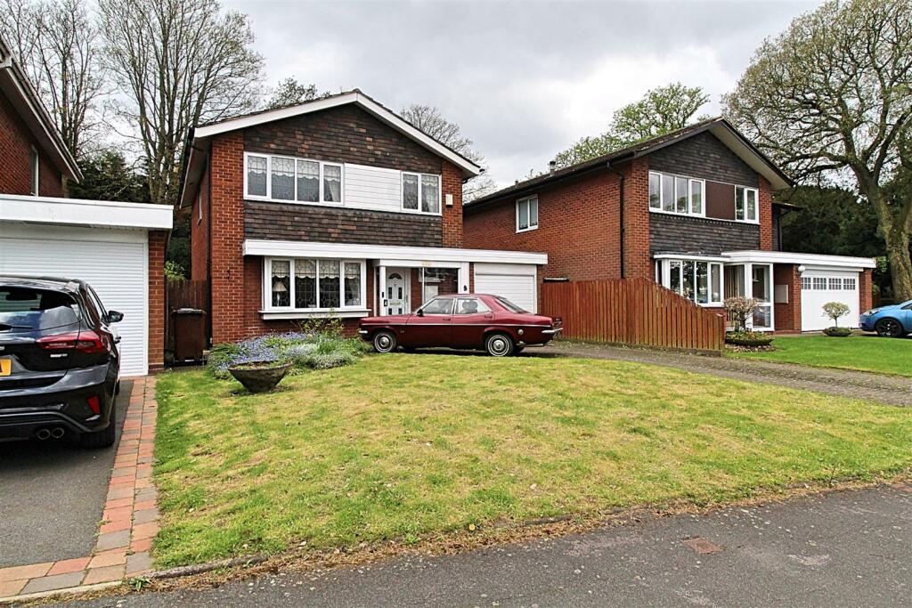 4 bedroom detached house for sale in Kingsleigh Drive, Castle Bromwich