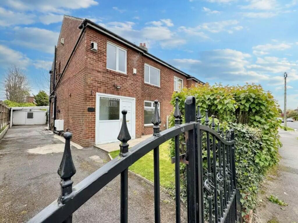 Main image of property: Moor Grange View, West Park, Leeds, LS16 5BH