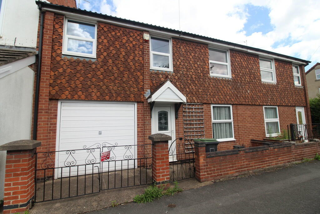 4 bedroom terraced house for rent in Humber Road, Beeston, Nottingham, NG9
