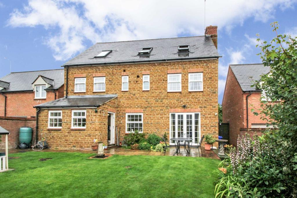 5 bedroom detached house for sale in Lapsley Drive, Banbury, OX16