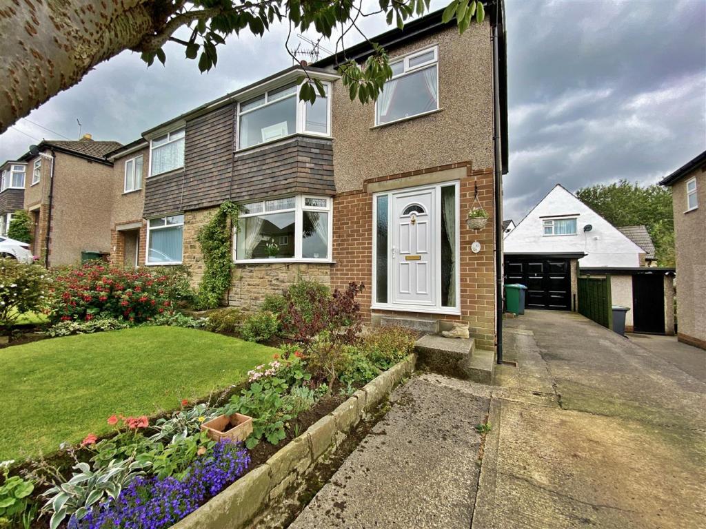 3 bedroom semidetached house for sale in Croft Drive, Menston, Ilkley, LS29