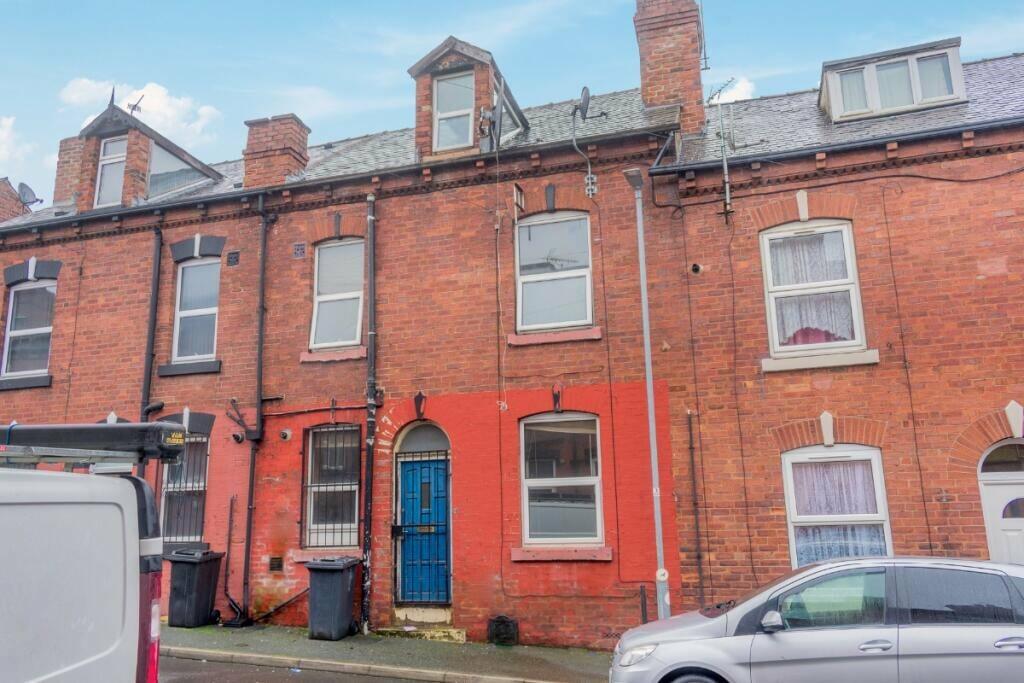 2 bedroom terraced house for sale in Woodview Mount, Leeds, LS11