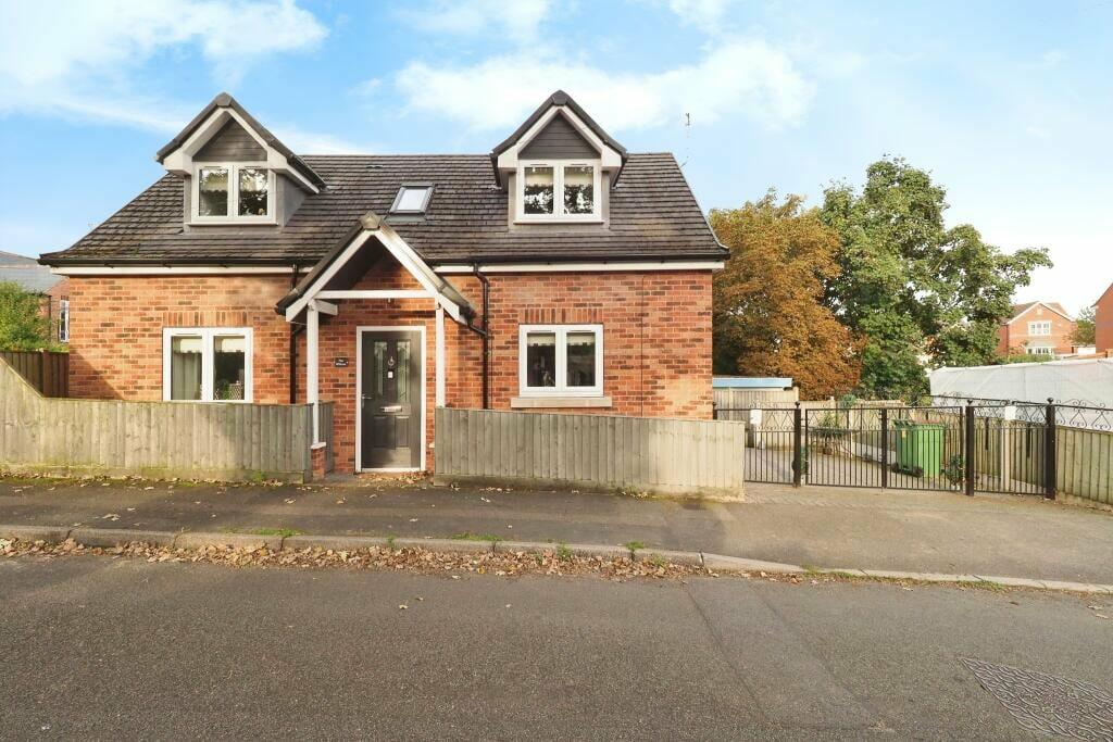 2 bedroom detached house for sale in Starthe Bank, Heanor, DE75