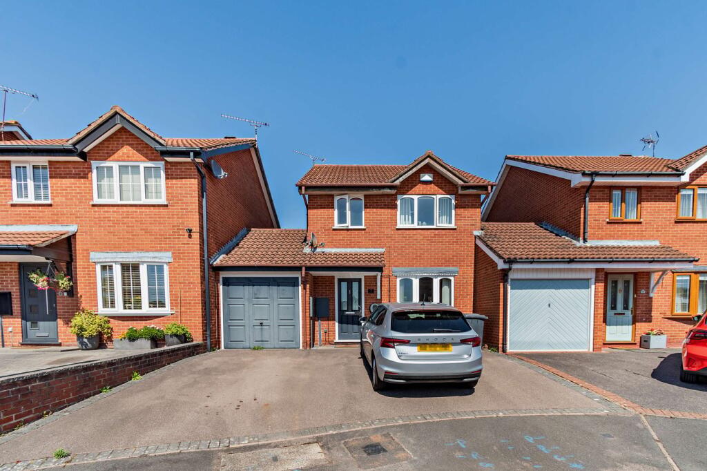 Main image of property: Crediton Close, Nuneaton, CV11