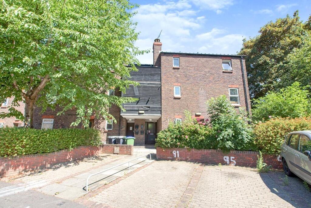 Main image of property: Glimpsing Green, Erith, DA18