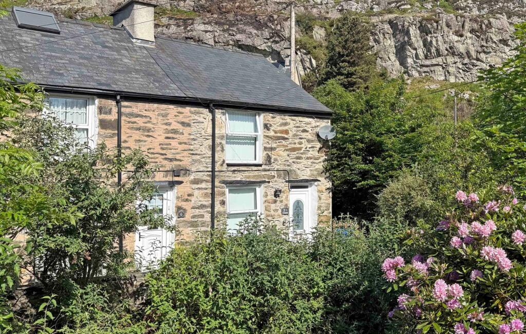 Main image of property: Barlwyd Terrace, Tanygrisiau, Blaenau Ffestiniog, LL41