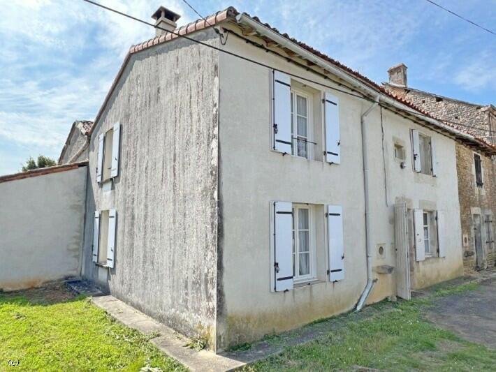 3 bed property in Nanteuil-en-Vallee...