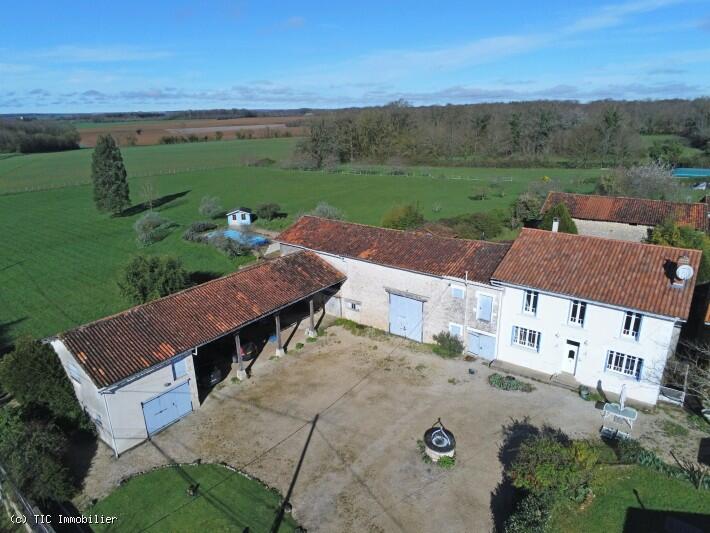 Farm House for sale in Cellefrouin...