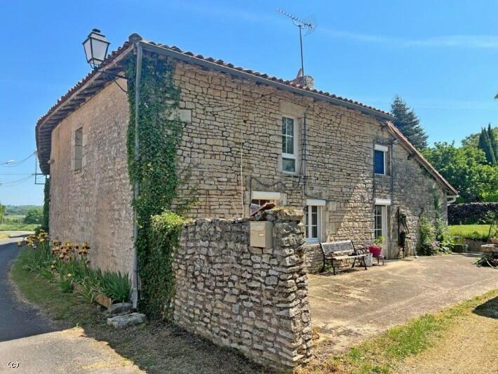 5 bed property in Nanteuil-en-Vallee...