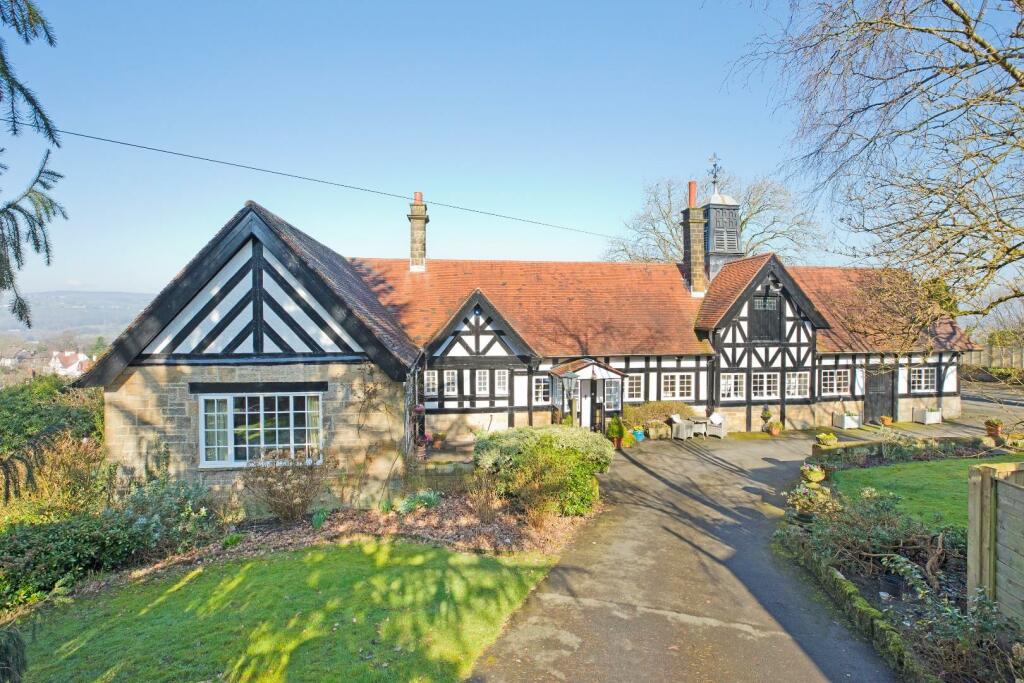 3 bedroom detached house for sale in Ben Rhydding Drive, Ilkley, LS29