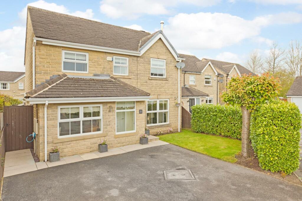 4 bedroom detached house for sale in Greenholme Close, Burley in