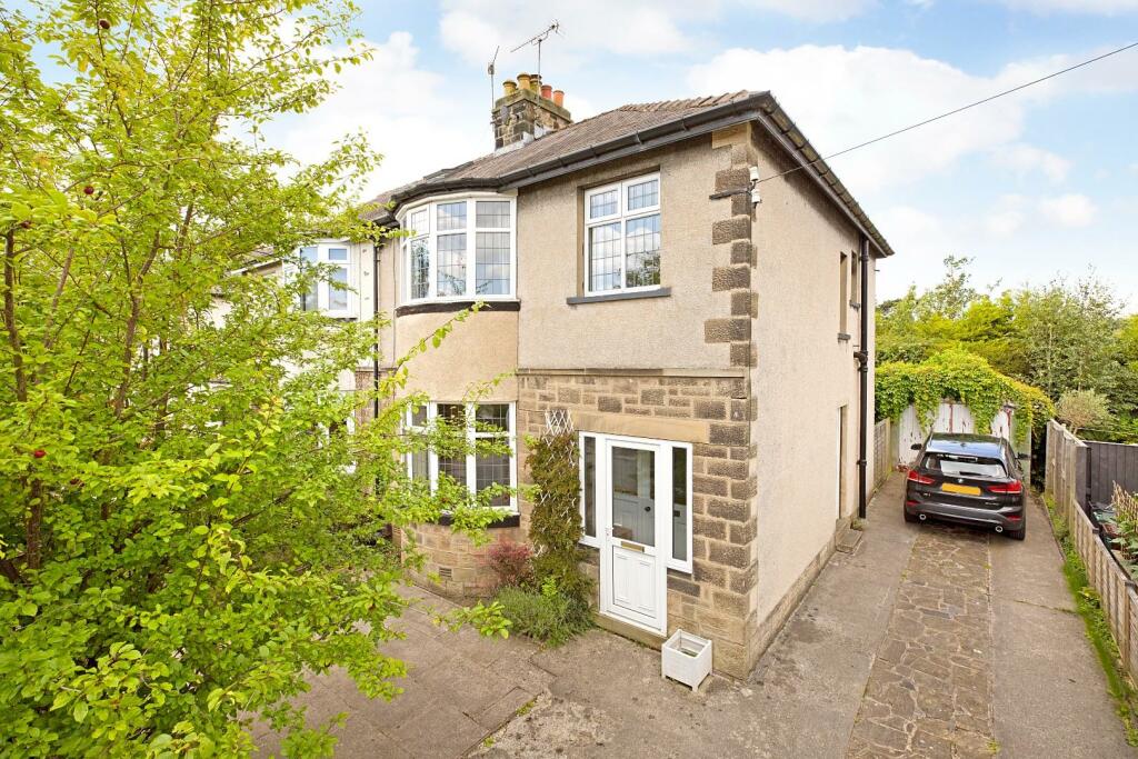 3 bedroom semidetached house for sale in Oakridge Avenue, Menston