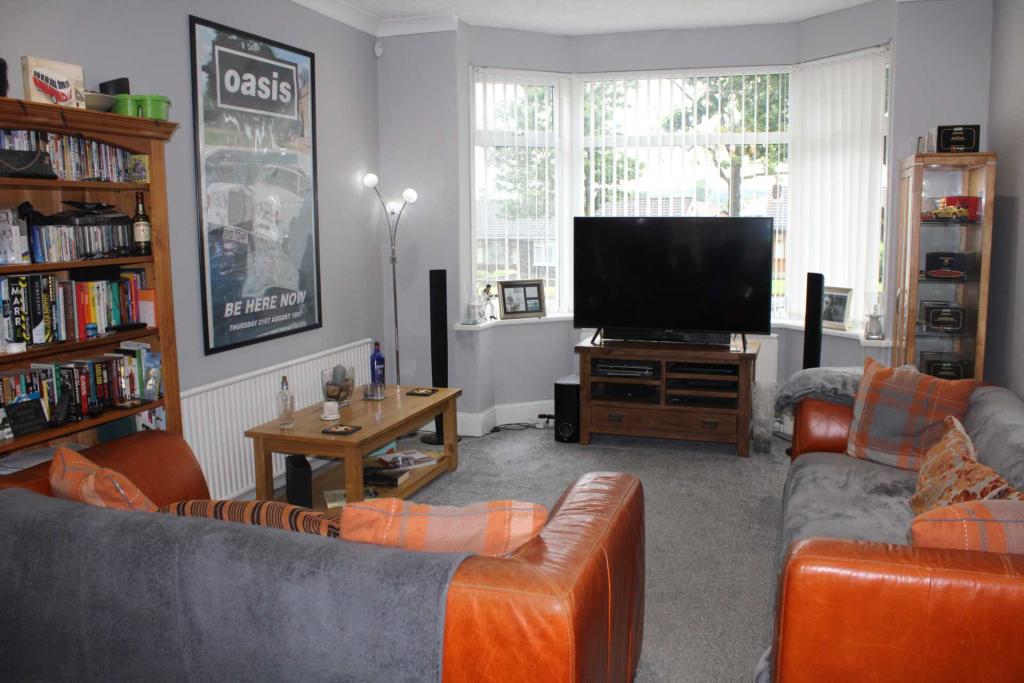 3 bedroom semidetached house for sale in Broadway, Royton, OL2