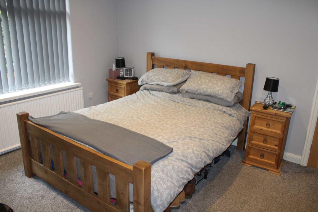 3 bedroom semidetached house for sale in Broadway, Royton, OL2