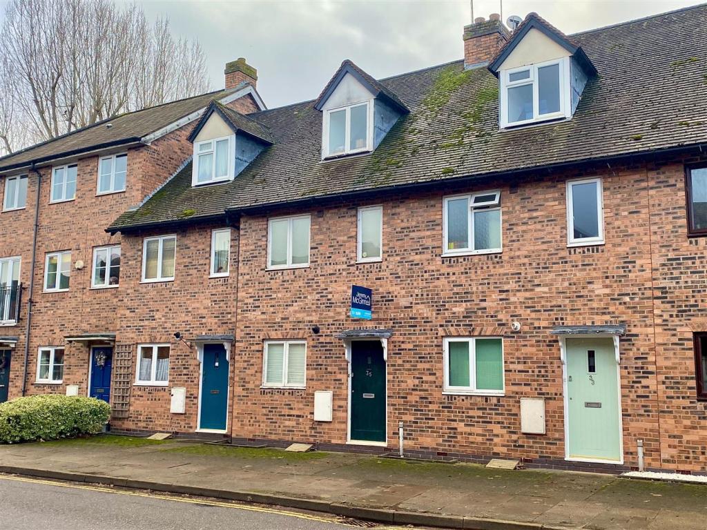 3 bedroom terraced house for sale in Stratford Road, Alcester, B49