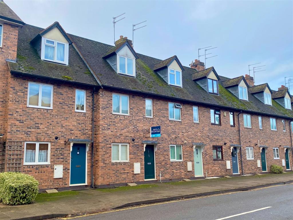 3 bedroom terraced house for sale in Stratford Road, Alcester, B49