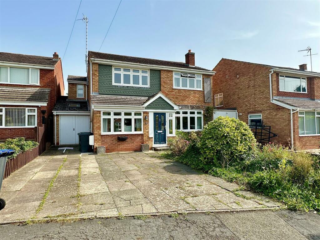 4 bedroom detached house for sale in Road, Alcester, B49