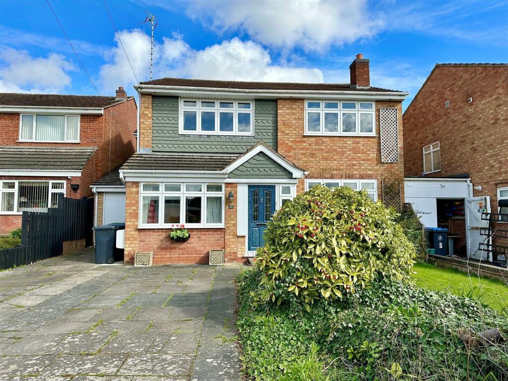 4 bedroom detached house for sale in Road, Alcester, B49