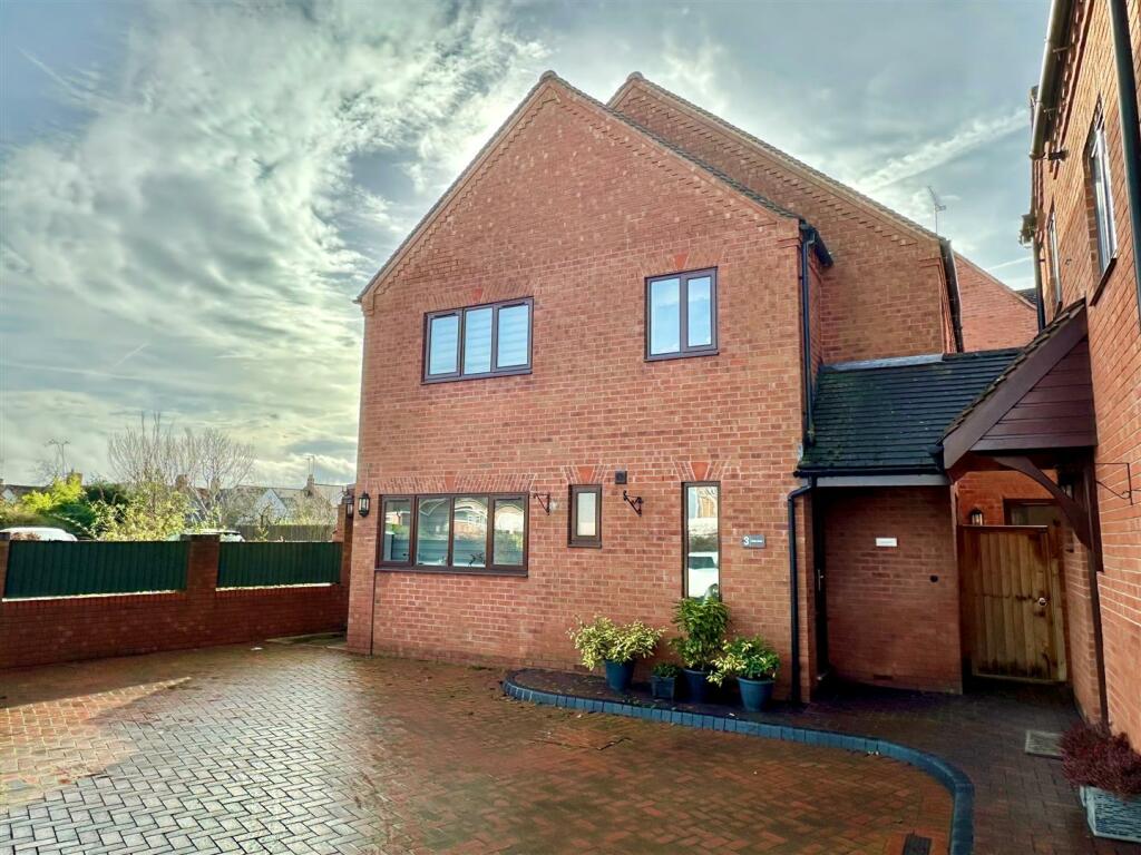 3 bedroom detached house for sale in Globe Court, Evesham Street