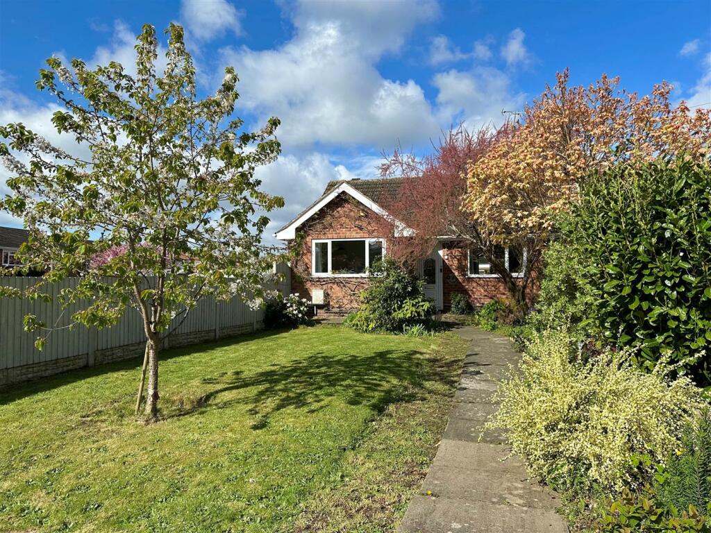 3 bedroom semidetached bungalow for sale in Road, Alcester, B49