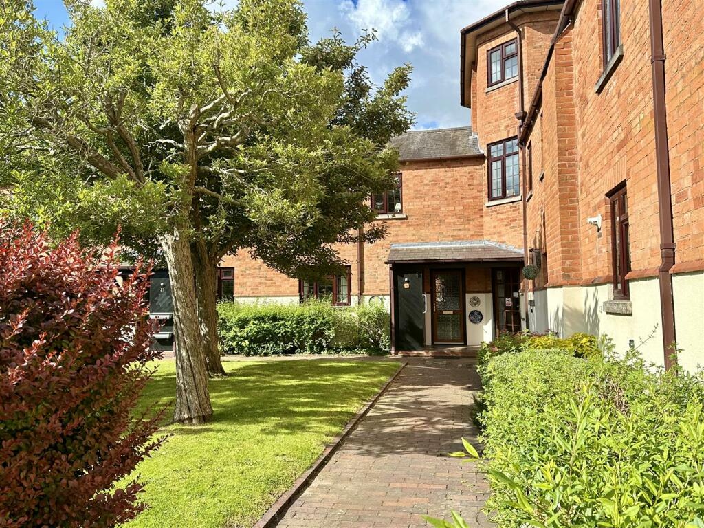 2 bedroom retirement property for sale in Kinwarton Road, Alcester, B49