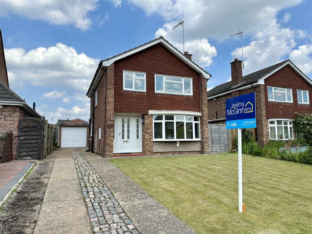 3 bedroom detached house for sale in Newport Drive, Alcester, B49