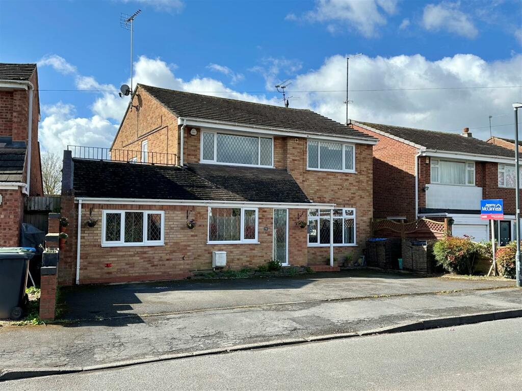 4 bedroom detached house for sale in Throckmorton Road, Alcester, B49