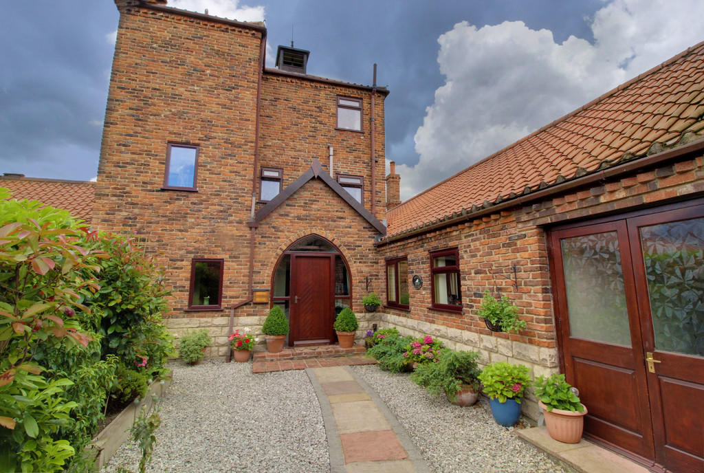 2 bedroom barn conversion for sale in Dam Lane, Thorpe Willoughby, YO8