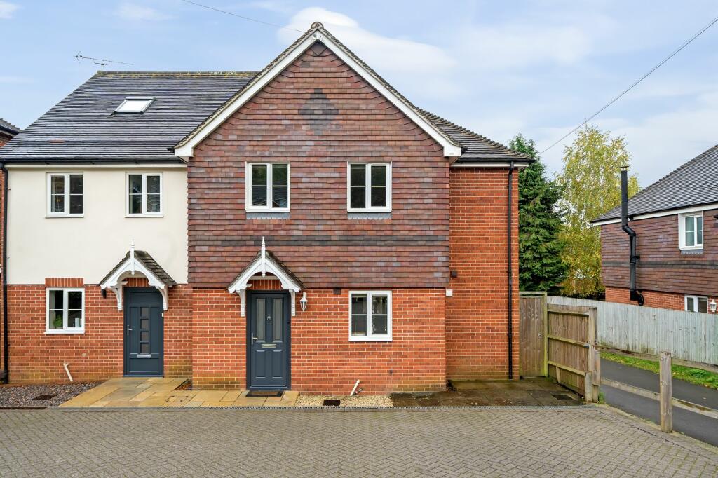 3 bedroom semidetached house for sale in The Pastures, Kings Worthy, SO23