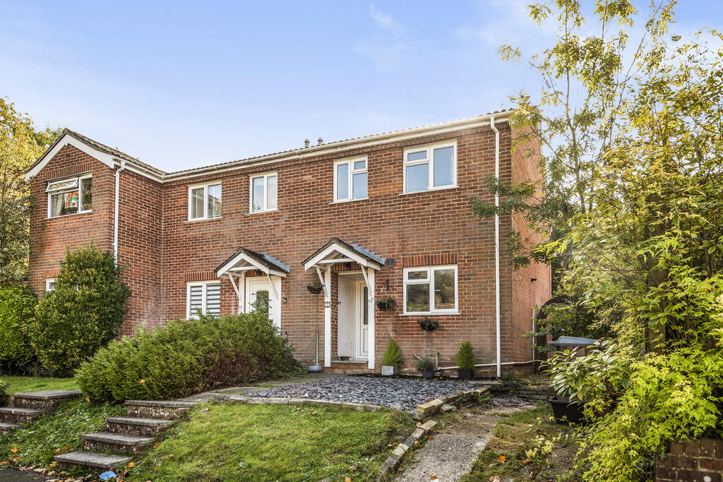 2 bedroom end of terrace house for sale in Valley Close, Colden Common