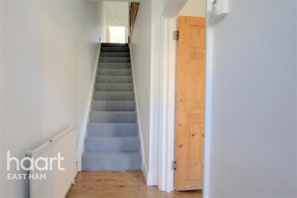3 bedroom terraced house for rent in Clifton Road, E7