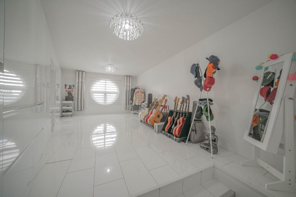 Image: https://media.rightmove.co.uk/103k/102662/104968019/102662_WellLane1LowFellGateshead_IMG_19_0000.jpeg