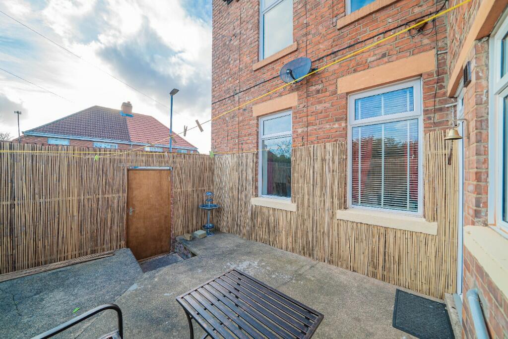 2 bedroom ground floor flat for sale in Faraday Grove, Bensham